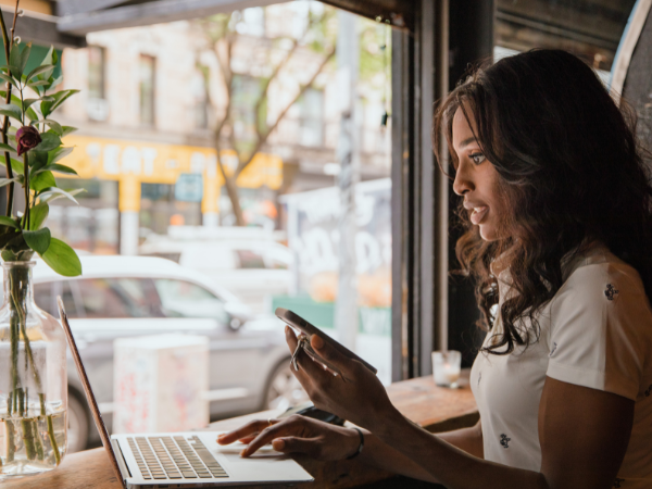 I Work Full-Time — Here’s the No-Pressure System That Helped Me Stay Consistent on Social Media